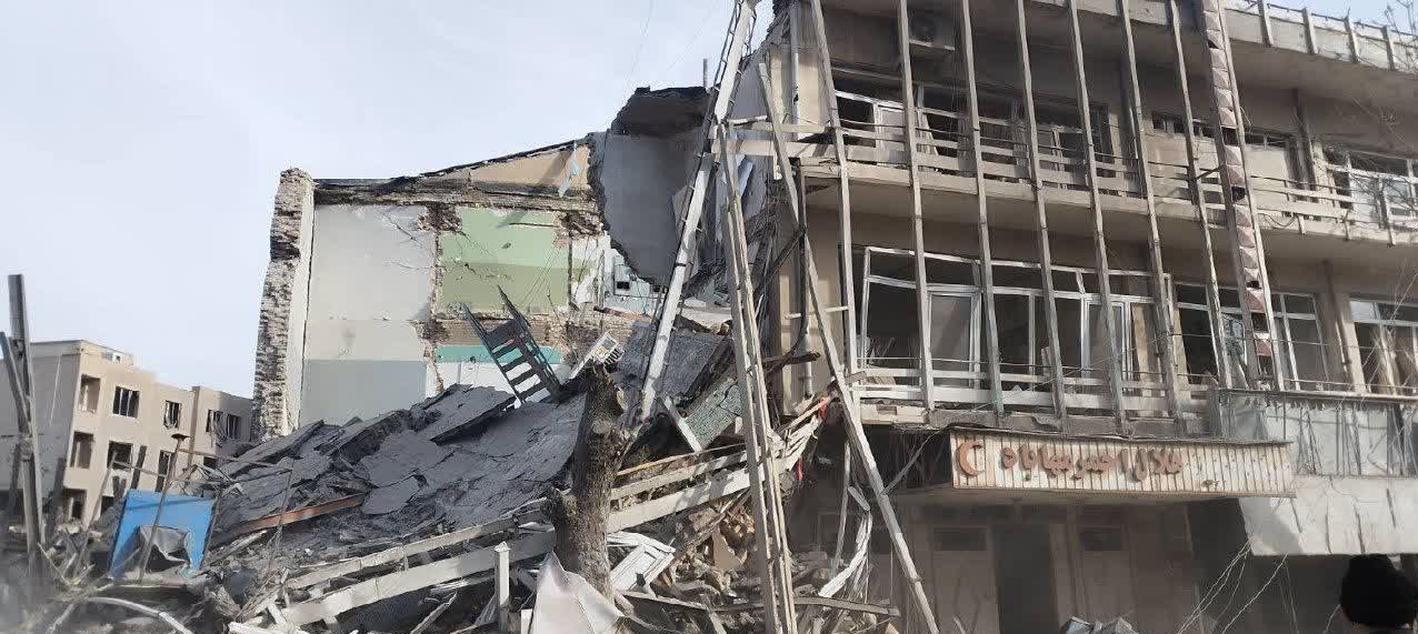 ساختمان هلالاحمر مهاباد در حمله آمریکایی ـ صهیونی تخریب شد ساختمان هلالاحمر مهاباد در حمله آمریکایی ـ صهیونی تخریب شد