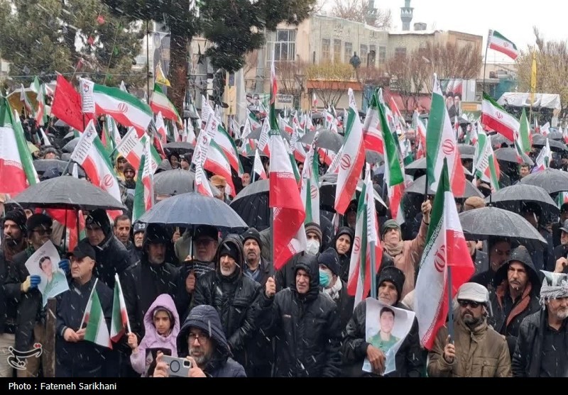 پیکر فرمانده شهید سپاه در حلقه راهپیمایان اراکی/آغاز تشییع شهید پاکپور پیکر فرمانده شهید سپاه در حلقه راهپیمایان اراکی/آغاز تشییع شهید پاکپور