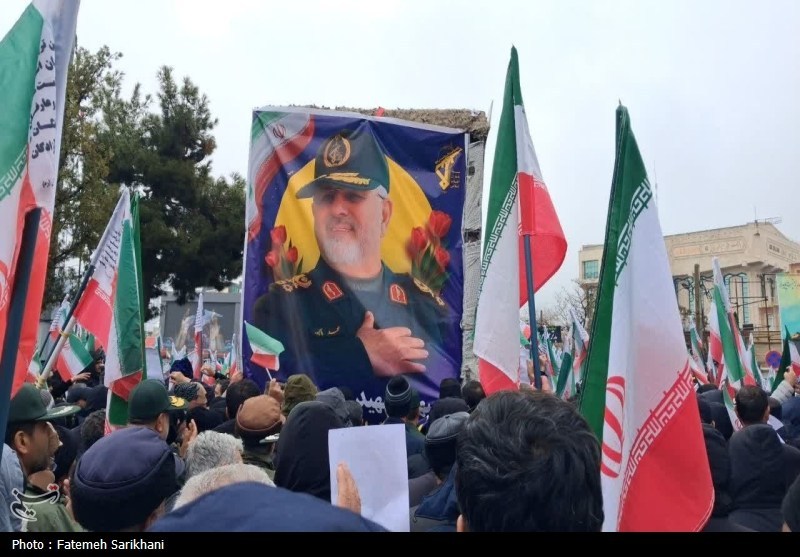 پیکر فرمانده شهید سپاه در حلقه راهپیمایان اراکی/آغاز تشییع شهید پاکپور پیکر فرمانده شهید سپاه در حلقه راهپیمایان اراکی/آغاز تشییع شهید پاکپور