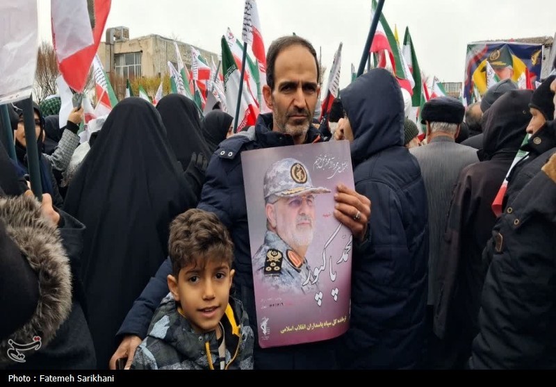 پیکر فرمانده شهید سپاه در حلقه راهپیمایان اراکی/آغاز تشییع شهید پاکپور پیکر فرمانده شهید سپاه در حلقه راهپیمایان اراکی/آغاز تشییع شهید پاکپور