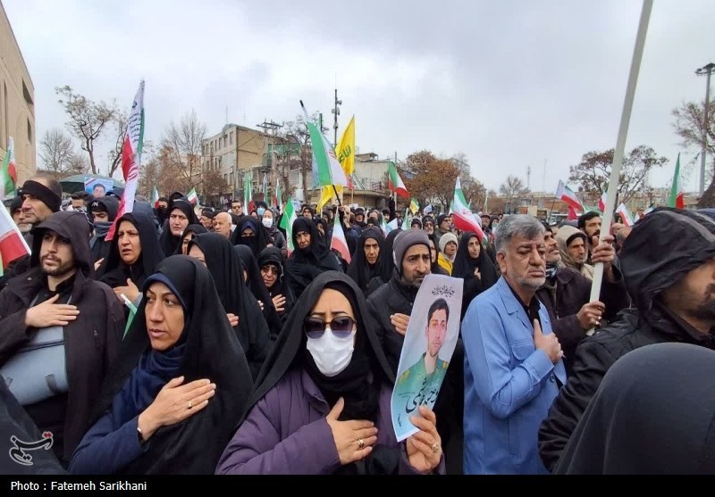 پیکر فرمانده شهید سپاه در حلقه راهپیمایان اراکی/آغاز تشییع شهید پاکپور پیکر فرمانده شهید سپاه در حلقه راهپیمایان اراکی/آغاز تشییع شهید پاکپور