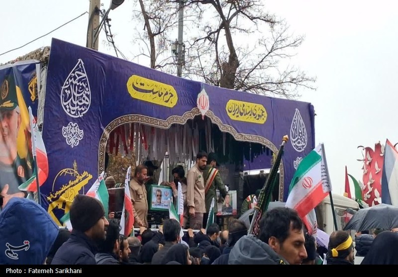 پیکر فرمانده شهید سپاه در حلقه راهپیمایان اراکی/آغاز تشییع شهید پاکپور پیکر فرمانده شهید سپاه در حلقه راهپیمایان اراکی/آغاز تشییع شهید پاکپور