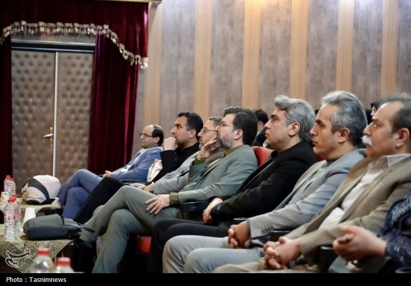 تجلیل از مدیر خبرگزاری تسنیم زنجان در اختتامیه هفته هنر انقلاب تجلیل از مدیر خبرگزاری تسنیم زنجان در اختتامیه هفته هنر انقلاب