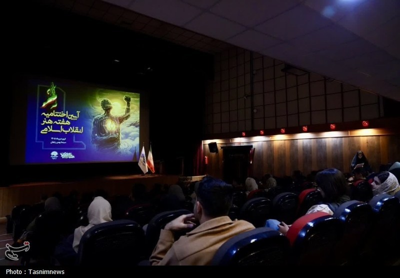 تجلیل از مدیر خبرگزاری تسنیم زنجان در اختتامیه هفته هنر انقلاب تجلیل از مدیر خبرگزاری تسنیم زنجان در اختتامیه هفته هنر انقلاب