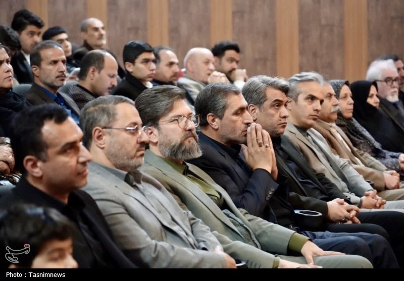 تجلیل از مدیر خبرگزاری تسنیم زنجان در اختتامیه هفته هنر انقلاب تجلیل از مدیر خبرگزاری تسنیم زنجان در اختتامیه هفته هنر انقلاب