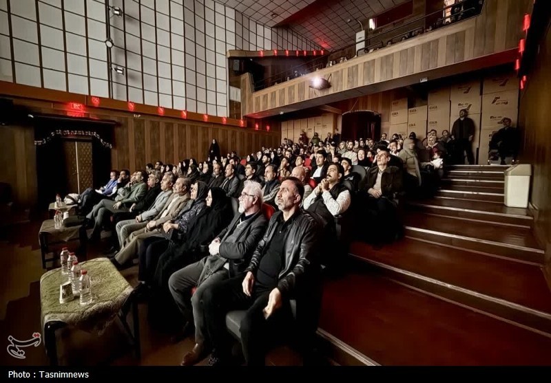 تجلیل از مدیر خبرگزاری تسنیم زنجان در اختتامیه هفته هنر انقلاب تجلیل از مدیر خبرگزاری تسنیم زنجان در اختتامیه هفته هنر انقلاب