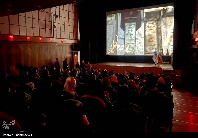 تجلیل از مدیر خبرگزاری تسنیم زنجان در اختتامیه هفته هنر انقلاب تجلیل از مدیر خبرگزاری تسنیم زنجان در اختتامیه هفته هنر انقلاب