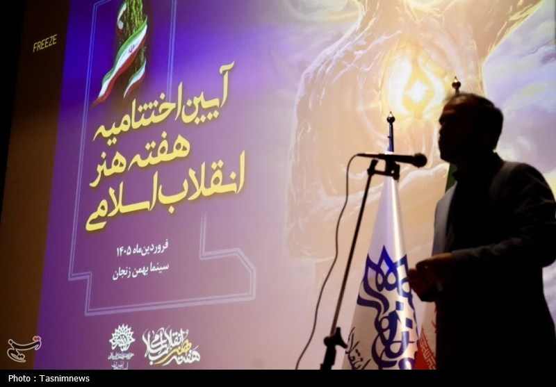 تجلیل از مدیر خبرگزاری تسنیم زنجان در اختتامیه هفته هنر انقلاب تجلیل از مدیر خبرگزاری تسنیم زنجان در اختتامیه هفته هنر انقلاب