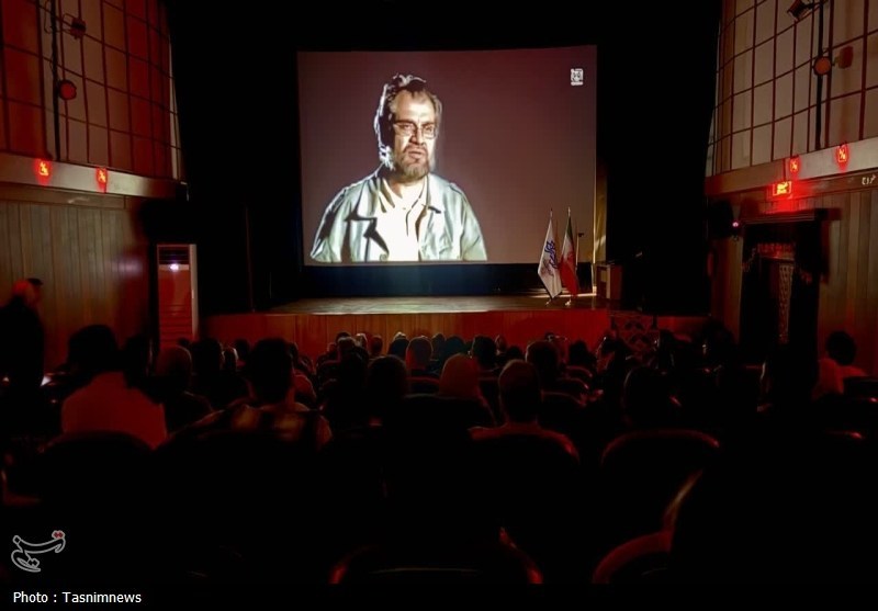 تجلیل از مدیر خبرگزاری تسنیم زنجان در اختتامیه هفته هنر انقلاب تجلیل از مدیر خبرگزاری تسنیم زنجان در اختتامیه هفته هنر انقلاب