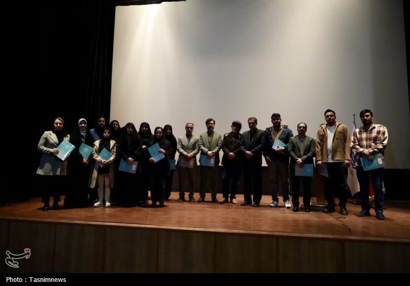 تجلیل از مدیر خبرگزاری تسنیم زنجان در اختتامیه هفته هنر انقلاب تجلیل از مدیر خبرگزاری تسنیم زنجان در اختتامیه هفته هنر انقلاب