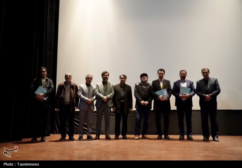 تجلیل از مدیر خبرگزاری تسنیم زنجان در اختتامیه هفته هنر انقلاب تجلیل از مدیر خبرگزاری تسنیم زنجان در اختتامیه هفته هنر انقلاب