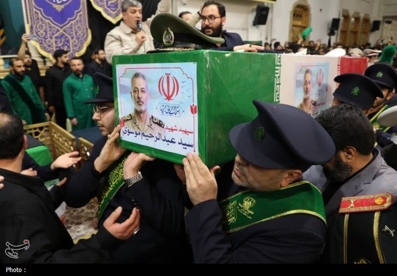 شبی ماندگار در قم؛ وداع باشکوه با سپهبد شهید موسوی در حرم+ عکس مراسم تشییع , اخبار قم , حضرت معصومه (س) ,