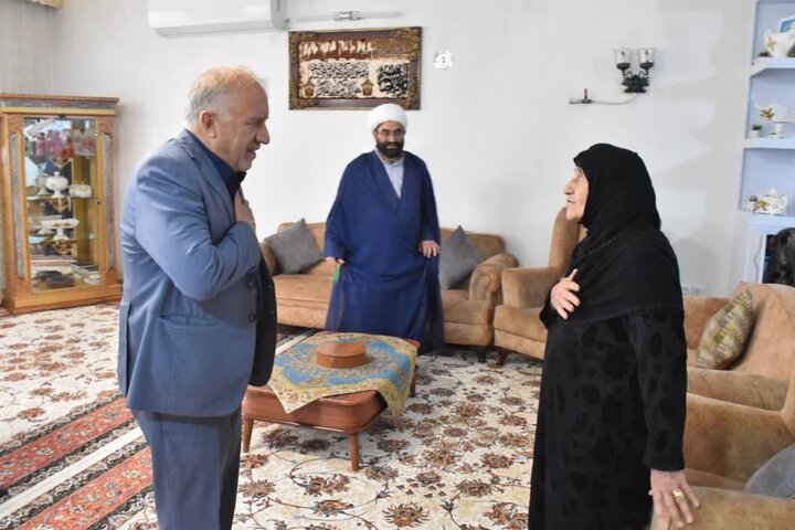مدیرکل بنیاد شهید لرستان با خانواده شهدای رومشکان دیدار کرد مدیرکل بنیاد شهید لرستان با خانواده شهدای رومشکان دیدار کرد