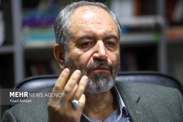 نمازش آنقدر دلنشین بود که منتظر اذان میماندیم نمازش آنقدر دلنشین بود که منتظر اذان میماندیم